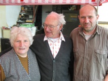 Moje rodiče s kamarádem Mirkem Suchým.